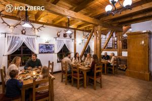 Wellness Hotel Holzberg - krytý relaxační bazén, dětský bazén, whirlpool, sauna, restaurace, bowling, venkovní hřiště, herna, pingpong, billiard