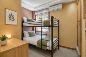3 Bed - 4 Bath - Sleeps 9 - Oxford St - 4 Bathrooms & AC