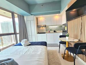Cool Studio with Balcony at KL Serviced Residences