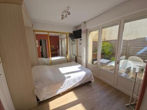 Appartement rénové - terrasse, parking, plage à pied