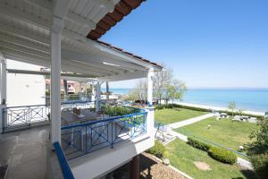 Hanioti Beachfront Escape by Luxlikehome