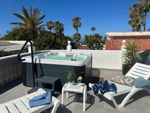 Family Villa with Terrace, Hot Tub, AC, Pool, View and Grill in Chayofa