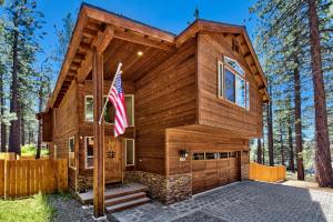 Evergreen Elegance: Boat Parking Close to Lifts Lake & Trails
