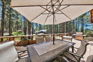 Evergreen Elegance: Boat Parking Close to Lifts Lake & Trails
