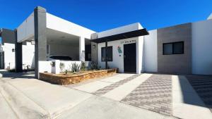Contemporary In-Town Home with Pool Casa Cactus