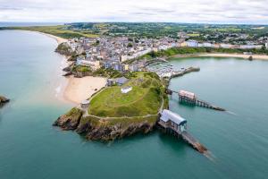The Tides - Newly refurbished, free parking, Tenby