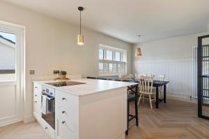 The Tides - Newly refurbished, free parking, Tenby