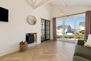 The Tides - Newly refurbished, free parking, Tenby