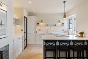 The Tides - Newly refurbished, free parking, Tenby