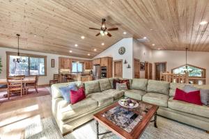 Pine Tree Paradise - Hot Tub Skiing BBQ