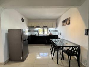 Cozy Penthouse Apartment- 1 min walk to the beach