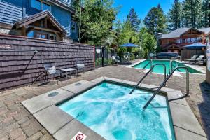 Lakefront Modern Luxury w Hot Tub Fireplace PEAK SS1