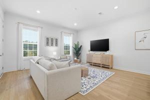 Coastal 1BR with Pool - Near Beach