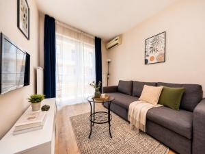 Prime Stay - Modern 1 Bedroom Apartment with Parking Included & Balcony