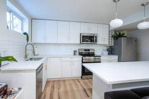 Newly Renovated Modern Private Suite w Workspace