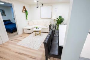 Newly Renovated Modern Private Suite w Workspace