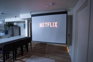 Newly Renovated Modern Private Suite w Workspace