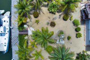 Exclusive 4BR Villa on Placencia Lagoon w Pool