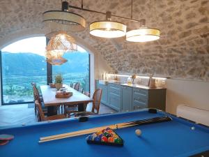 Gîte avec vue sur la montagne, piscine privée et à proximité des lacs et stations de ski