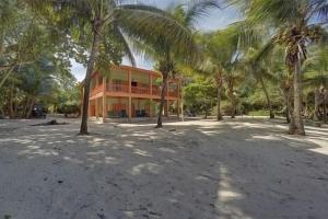 Charming 2BR Beach House Ideal for Extended Stays