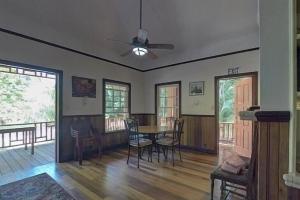 Charming 2BR Beach House Ideal for Extended Stays