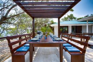 Picture-Perfect 2-Bedroom Oceanfront Home w Pool