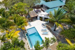 Picture-Perfect 2-Bedroom Oceanfront Home w Pool