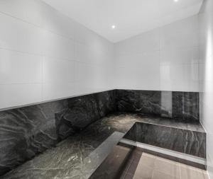 2BR Apt w pool and Parking Near Suncorp Riverview