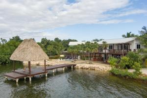 Luxury Waterfront 3bd Villa w Pool Dock