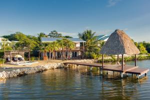 Luxury Waterfront 3bd Villa w Pool Dock
