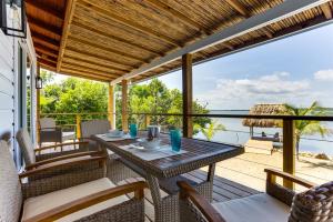 Luxurious Lagoon Home w Elegant Decor & Pool