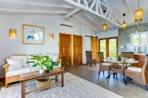 Luxurious Lagoon Home w Elegant Decor & Pool