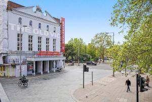 New, 4th Floor, 2 bed up to 6ppl Flat, Waterloo