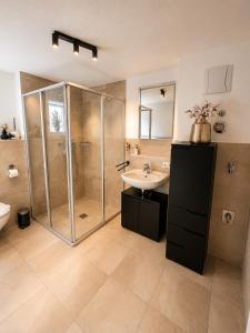Design Apartment 5 am Titisee mit Kamin, E-Ladestation, Balkon, Top Lage