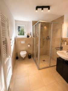 Design Apartment 5 am Titisee mit Kamin, E-Ladestation, Balkon, Top Lage