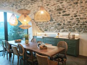 Gîte avec vue sur la montagne, piscine privée et à proximité des lacs et stations de ski