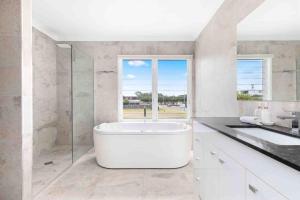 Luxury Family Retreat on the Esplanade - Lock Off
