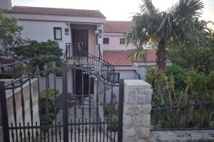 Apartments with parking space Njivice, Krk - 21763