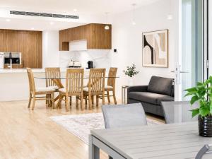 Leichhardt 4BR Family Retreat with Lovely Backyard