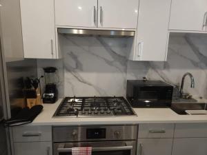 Modern 2BR Retreat with Full equipped Kitchen
