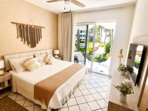 Mykonos Recently remodeled 1BR Beach Escape great view!