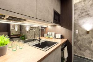 Luxe Obsidian Studio Steps from Great Synagogue