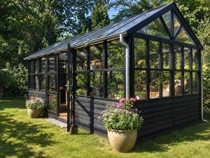 Cozy summer cottage with orangery close to Heatherhill and Beach