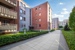 Stylish Apartment in an Ideal Location with Parking in Łódź by Noclegi Renters