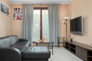 Stylish Apartment in an Ideal Location with Parking in Łódź by Noclegi Renters