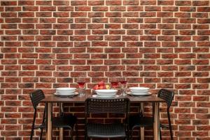 Stylish Apartment in an Ideal Location with Parking in Łódź by Noclegi Renters