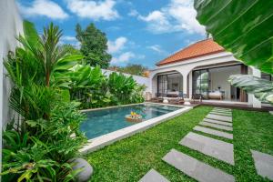 Alisa Villas - Spacious Pool Retreat with Terrace close to Beach