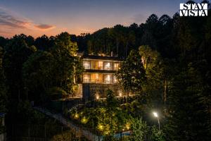 StayVista at Villa Bluejay with Bonfire, Outdoor Pool