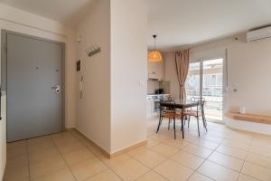 SithoniaRS 2nd Floor Center Apartment with amazing Seaview