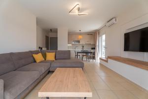 SithoniaRS 2nd Floor Center Apartment with amazing Seaview